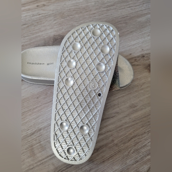 Kids Madden Girl Silver Glittery Sandals - Picture 5 of 5